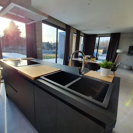 Lesandric Dalmatia Villa *